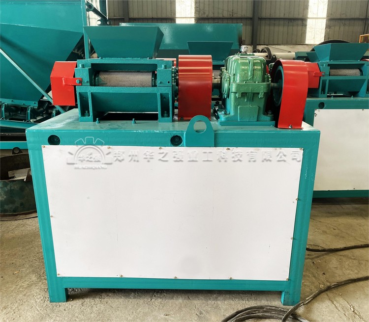 對輥擠壓造粒機.jpg 對輥擠壓造粒機.jpg